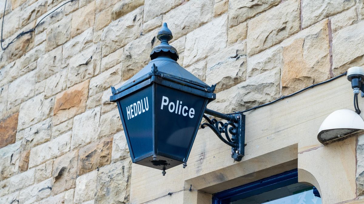 Konstábl žaluje policii. Snoubenka ho podváděla s kolegou na služebně a pak se sblížila i s vyšetřovatelem aféry